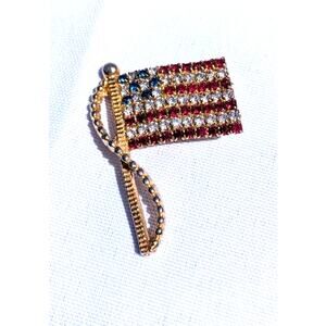 VTG Patriotic Rhinestone AMERICAN FLAG Gold Tone Pin BROOCH